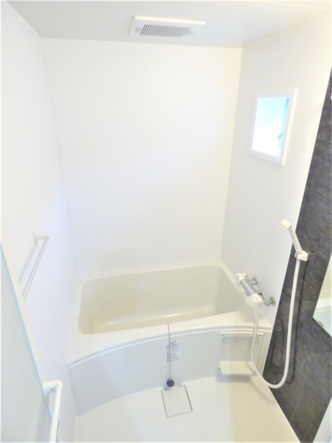 窓があり換気のよいオシャレな浴室 ワコーレヴィータ神戸山手ＷＥＳＴ