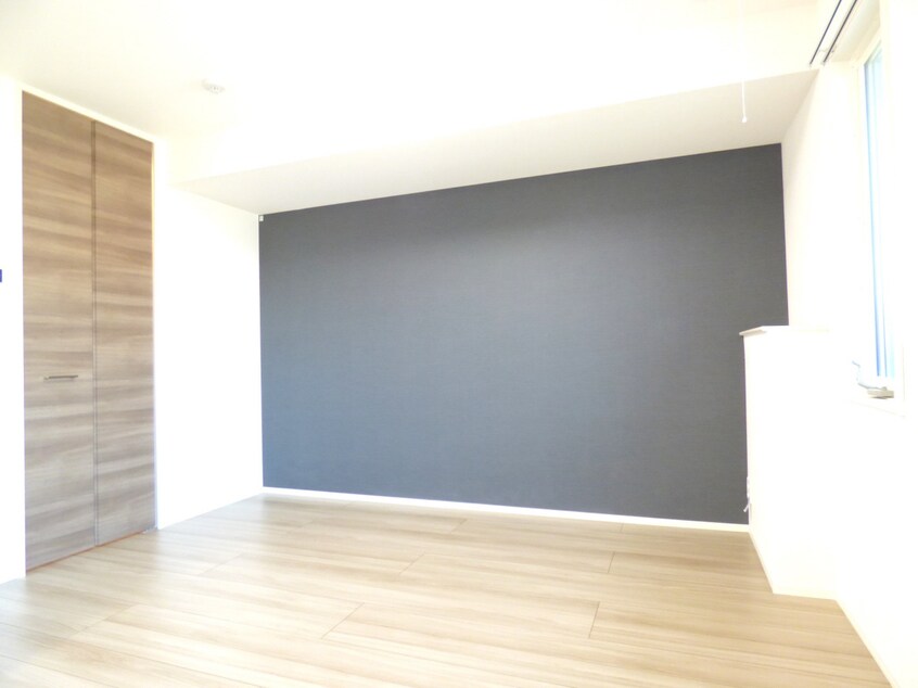 アクセントクロスがオシャレな洋室 Ｐｒｅｍｉｅｒｅ　ＳＡＫＵＲＡ