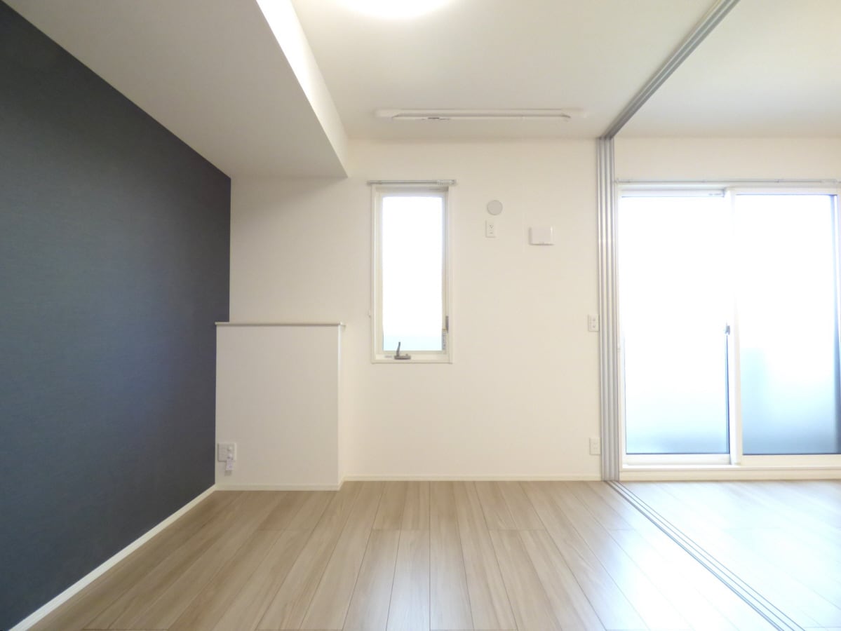 アクセントクロスがオシャレな洋室 Ｐｒｅｍｉｅｒｅ　ＳＡＫＵＲＡ