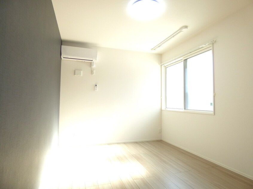 アクセントクロスがオシャレな洋室 Ｐｒｅｍｉｅｒｅ　ＳＡＫＵＲＡ