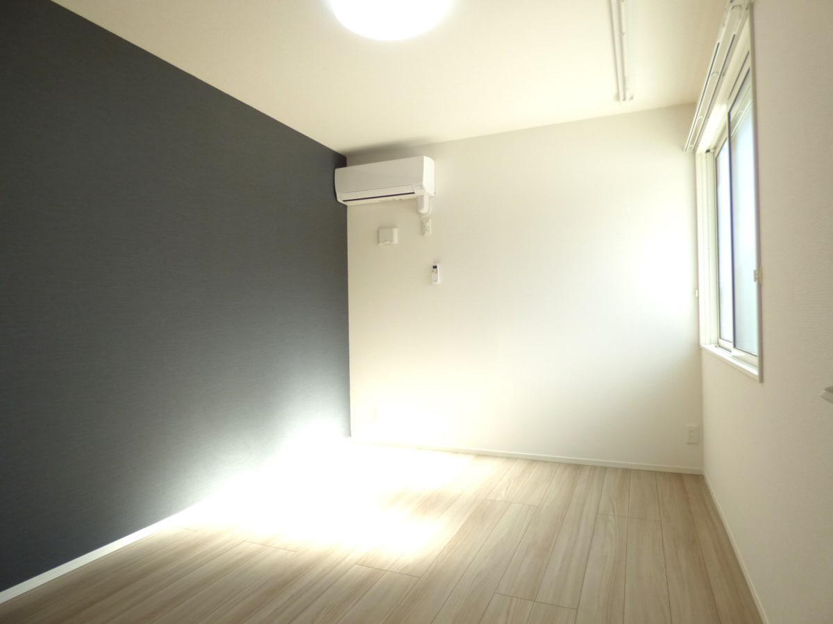 アクセントクロスがオシャレな洋室 Ｐｒｅｍｉｅｒｅ　ＳＡＫＵＲＡ