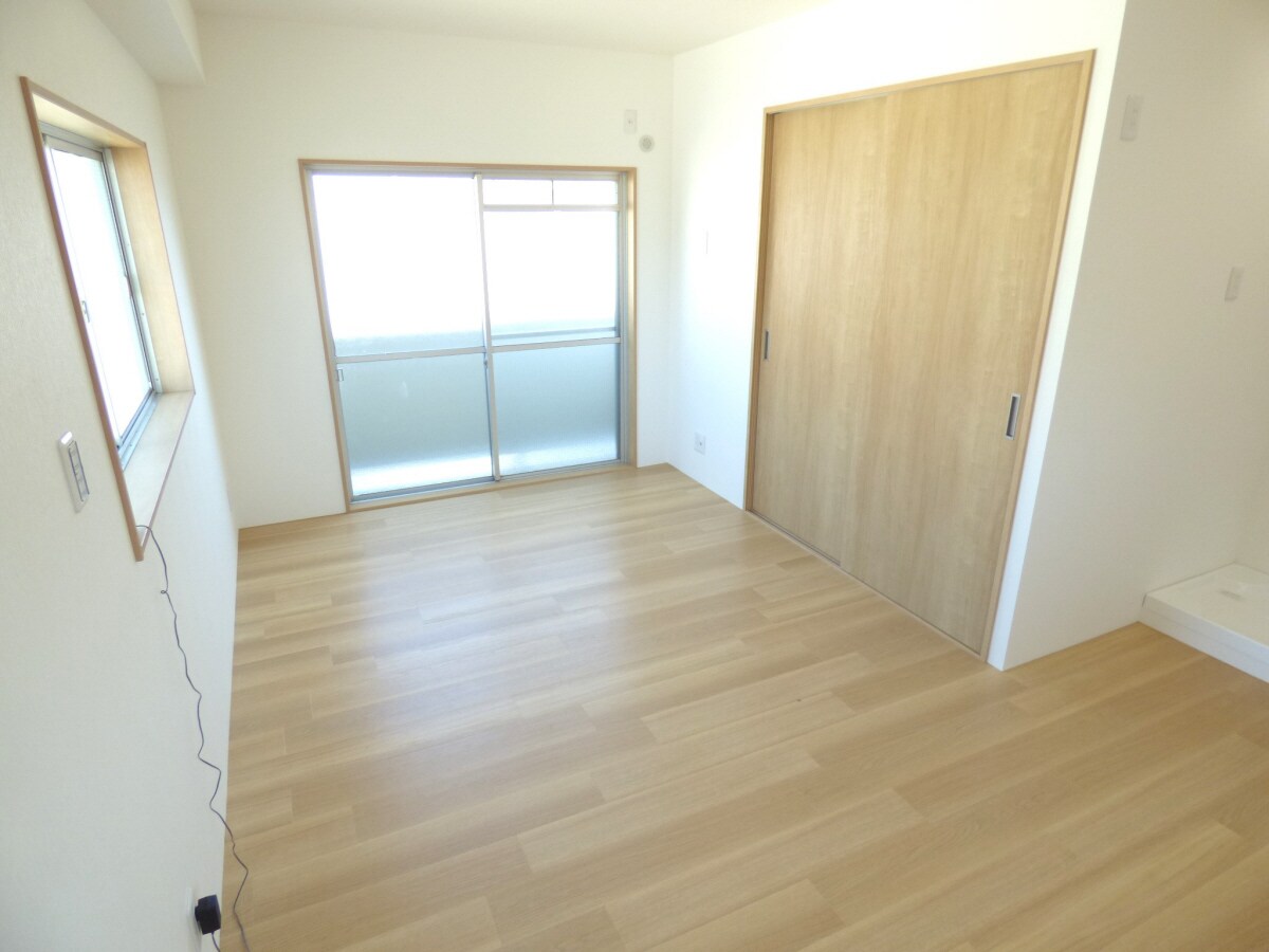 リノベーション済みのキレイなリビング 高島グリーンハイツ