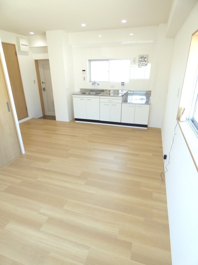 リノベーション済みのキレイなリビング 高島グリーンハイツ