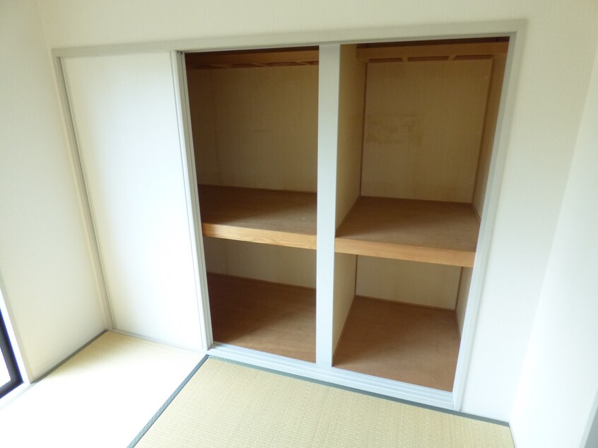 壁一面ある広々とした押入 須磨天神ハイツ