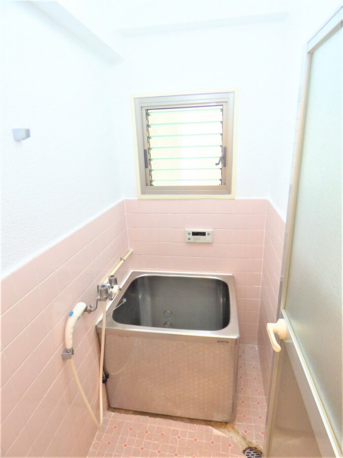 窓があり換気のよい浴室 コーポ衣掛