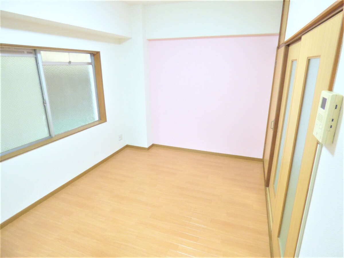 アクセントクロスがオシャレな洋室 コーポ衣掛