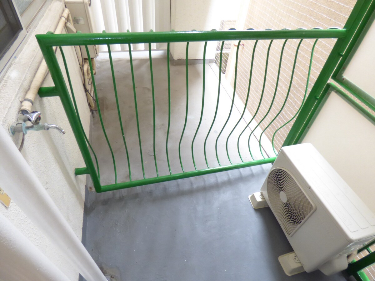 奥行きのあるバルコニー コーポ衣掛