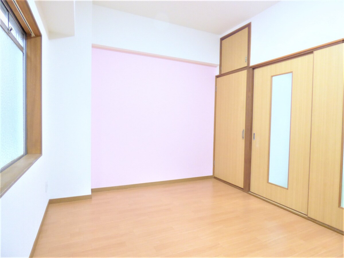 アクセントクロスがオシャレな洋室 コーポ衣掛