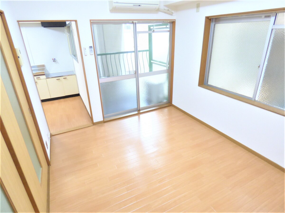 ２面採光で明るい洋室 コーポ衣掛