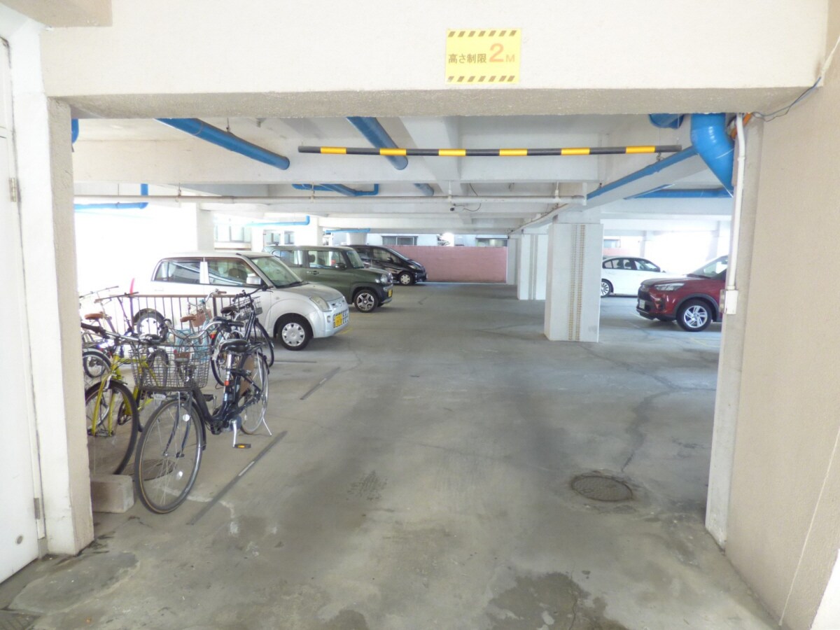 敷地内屋根付駐車場 コーポ衣掛