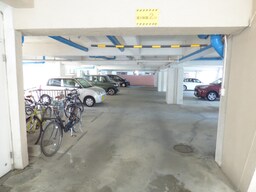 敷地内屋根付駐車場