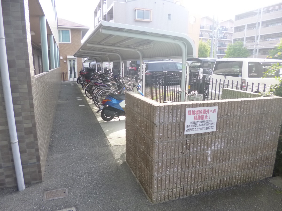 駐輪場 ルナ学園