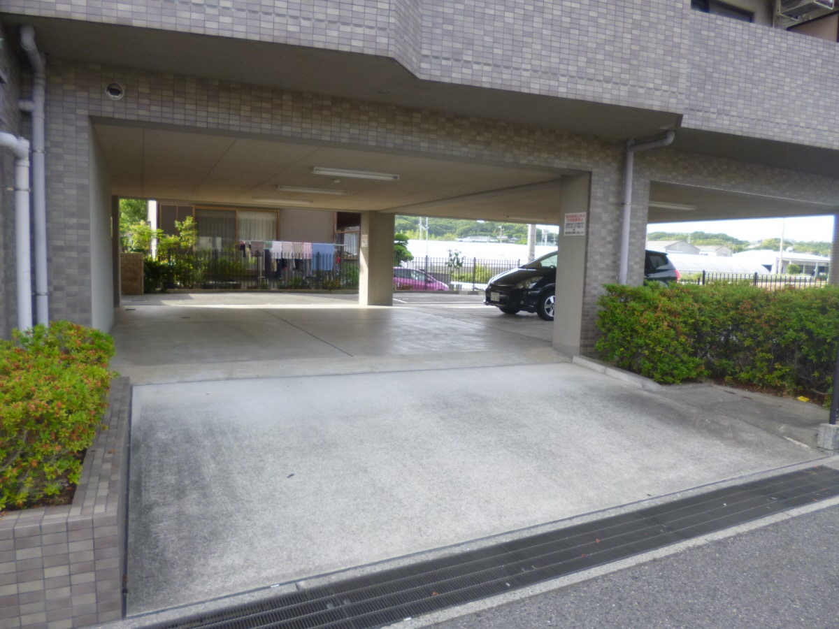 敷地内駐車場 ルナ学園