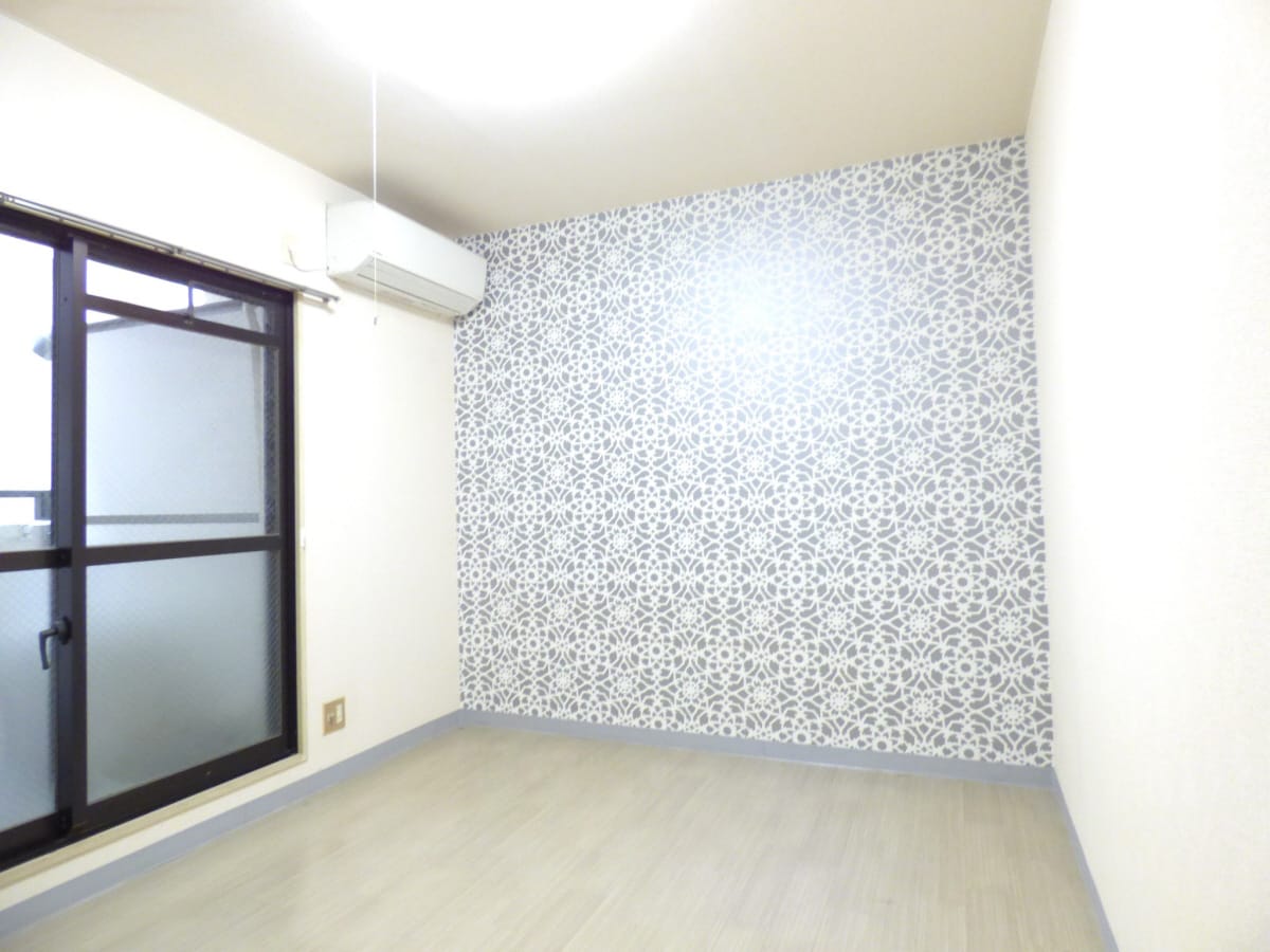 アクセントクロスがオシャレな洋室 ＢＡＫＥＲ７７