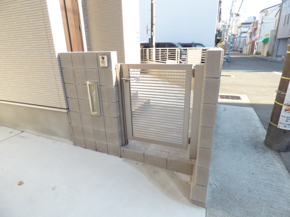 門扉があります 磯馴町３丁目貸家