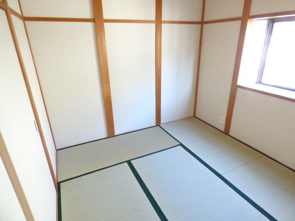 出窓があり明るい和室 若松町１丁目テラスハウス