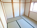 出窓があり明るい和室 若松町１丁目テラスハウス
