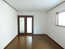 広々とした洋室 若松町１丁目テラスハウス