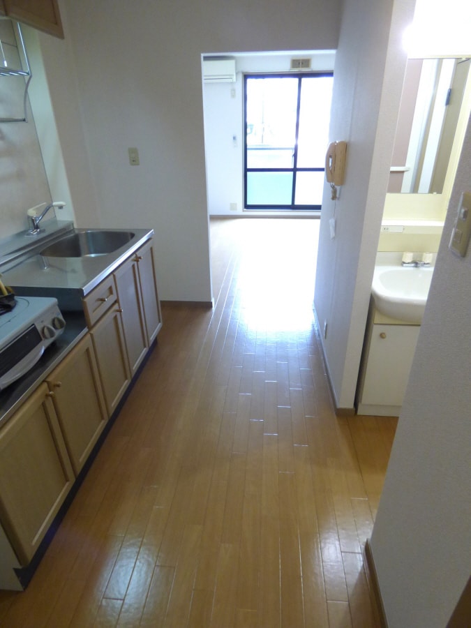 ゆったりとしたキッチンスペース ジュネス離宮