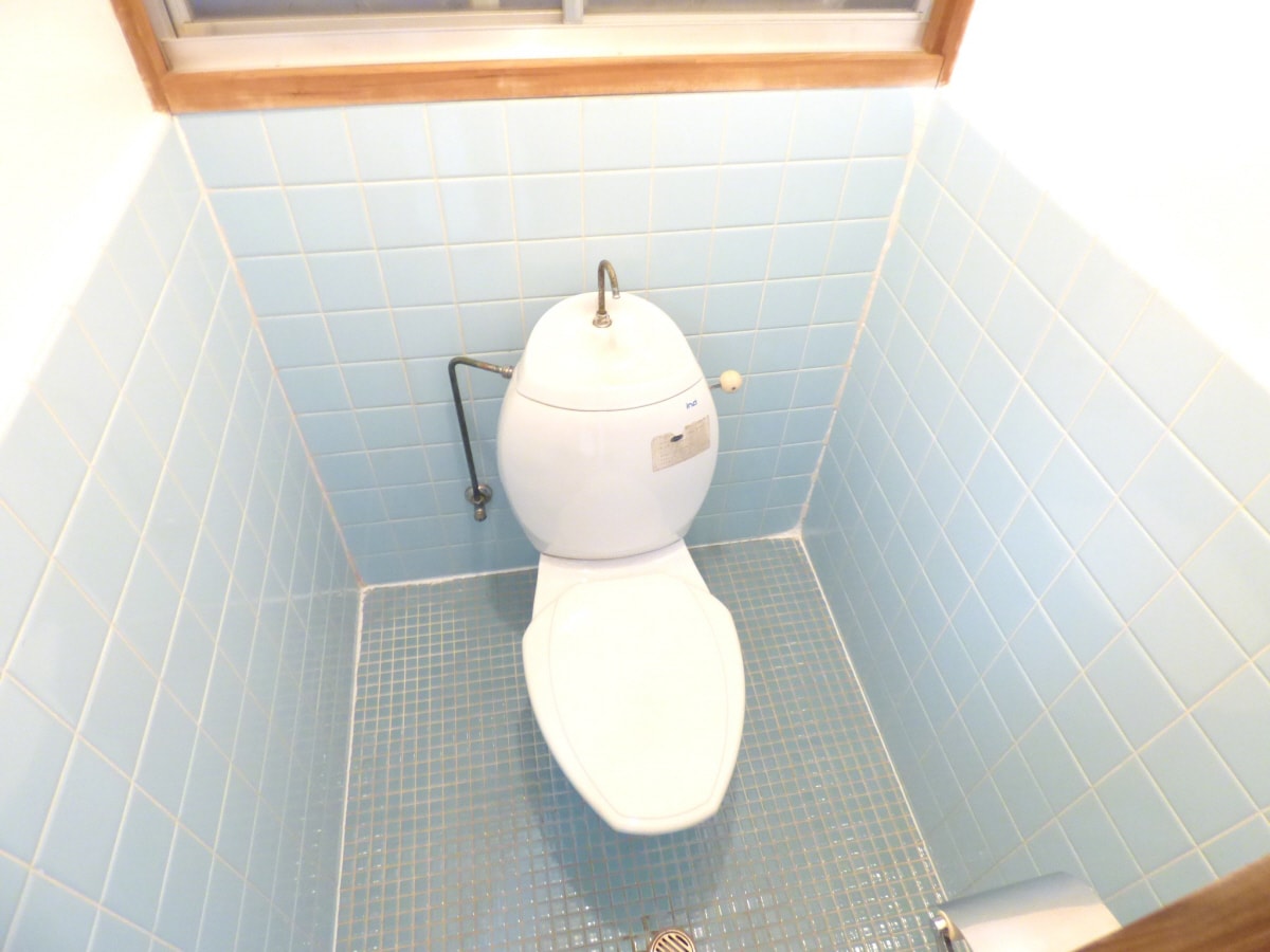 窓があり換気のよいトイレ 須磨本町２丁目貸家