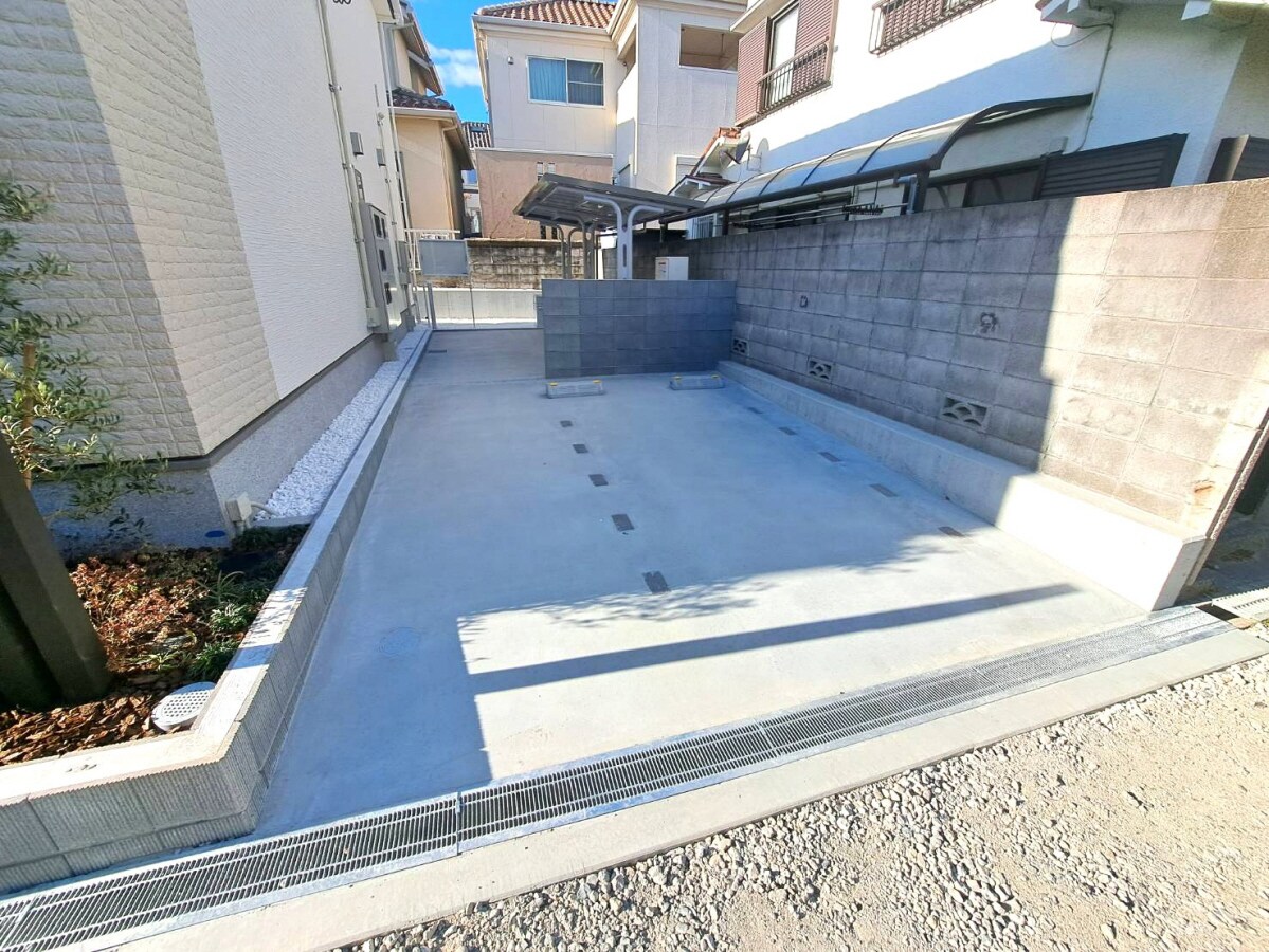 敷地内駐車場 ヒールコート関守