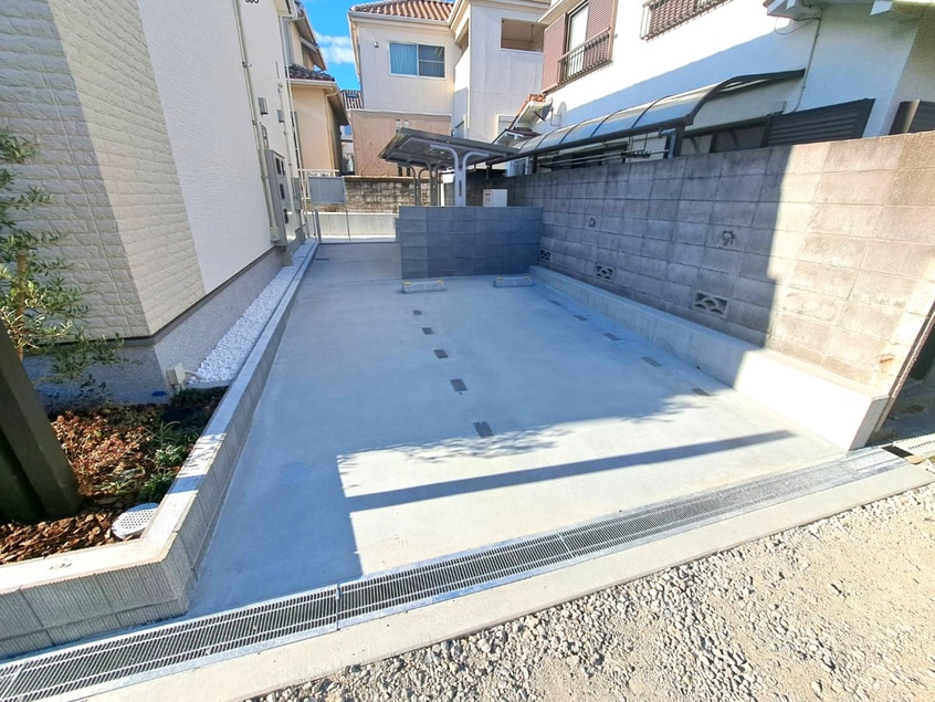 敷地内駐車場 ヒールコート関守