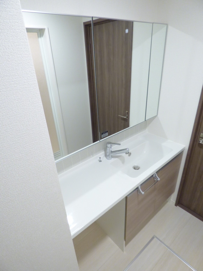 鏡一面のあるキレイな洗面台 ルミエＤ・高倉