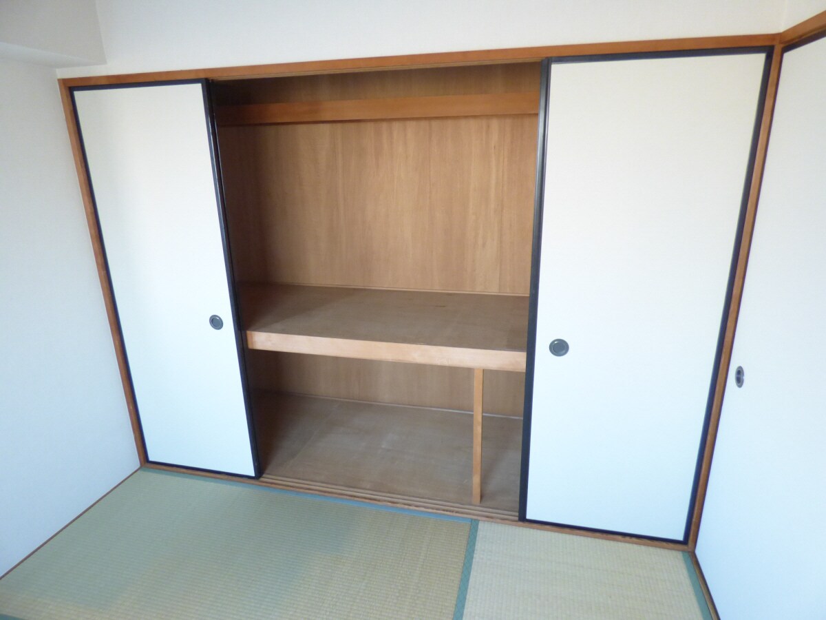 壁一面ある大きな押入 ハピネス東須磨