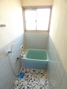 窓があり換気のよい浴室 東垂水３丁目貸家