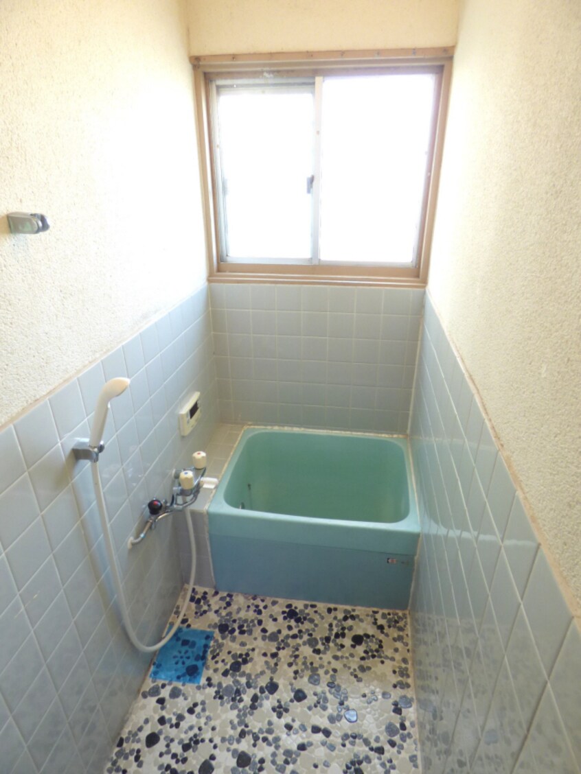 窓があり換気のよい浴室 東垂水３丁目貸家