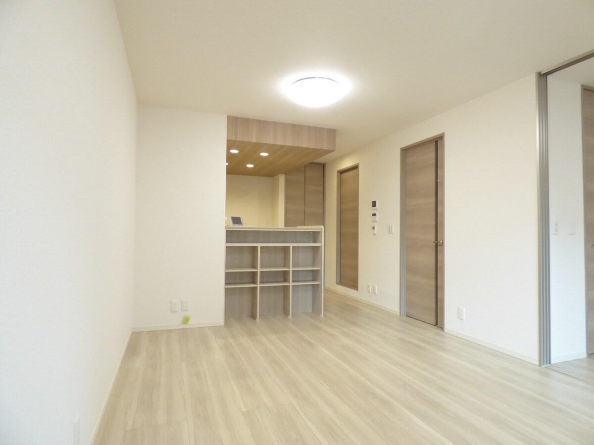 オシャレなカウンターのあるリビング ＬａＭａｉｓｏｎ大池町