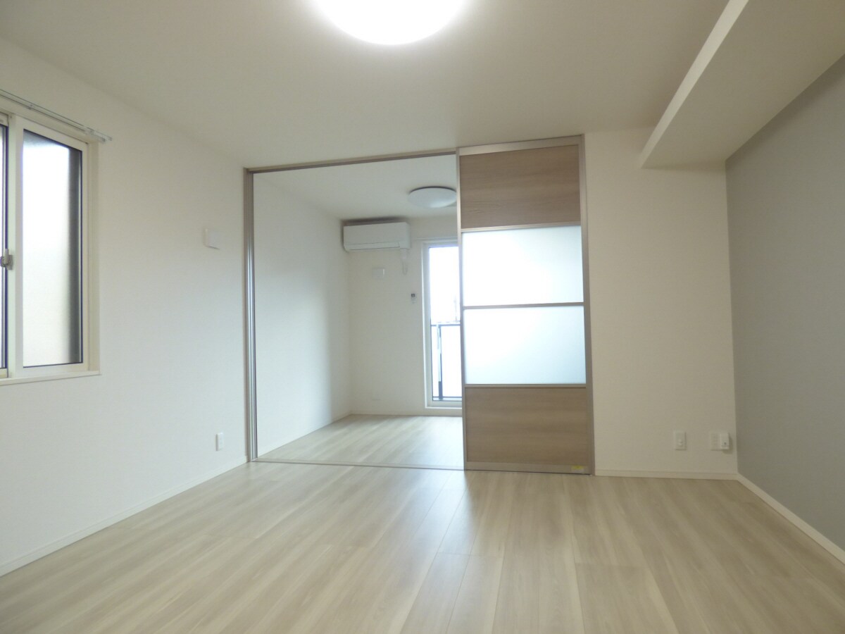 アクセントクロスがオシャレなリビング ＬａＭａｉｓｏｎ大池町