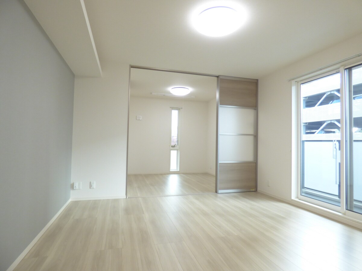 アクセントクロスがオシャレなリビング ＬａＭａｉｓｏｎ大池町