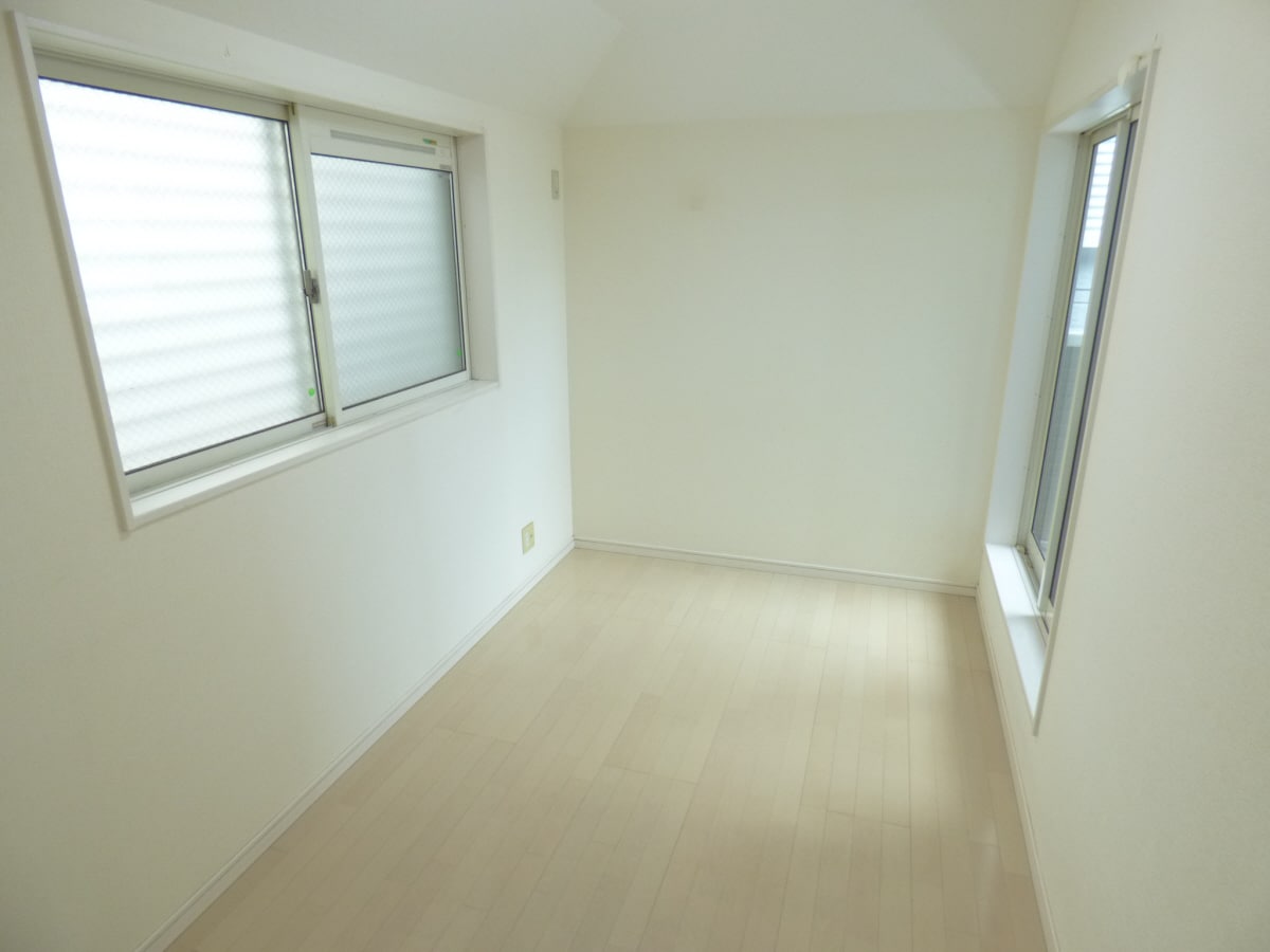 ２面採光で明るい２階洋室 行幸町２丁目貸家