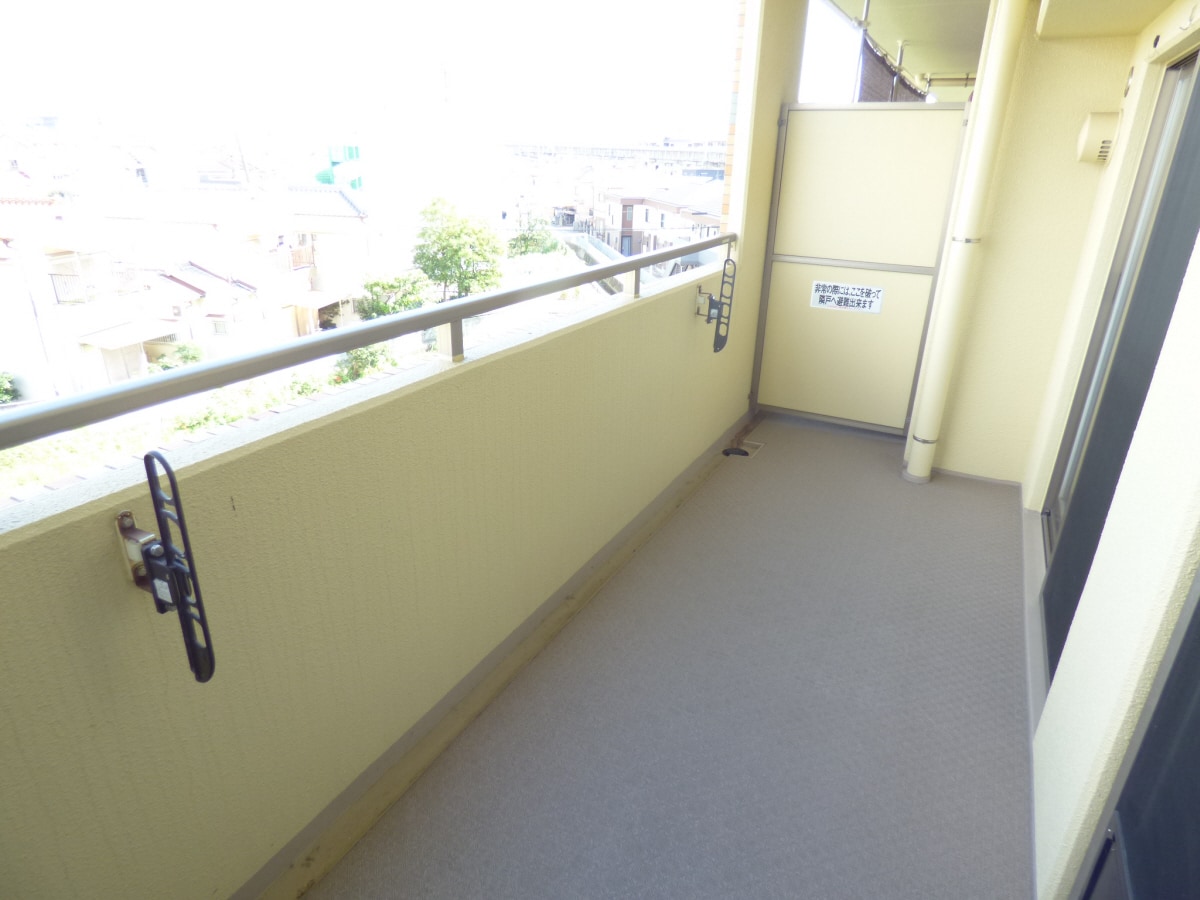 奥行きのある広々とした明るいバルコニー プレステージ明石魚住アルカンシェル