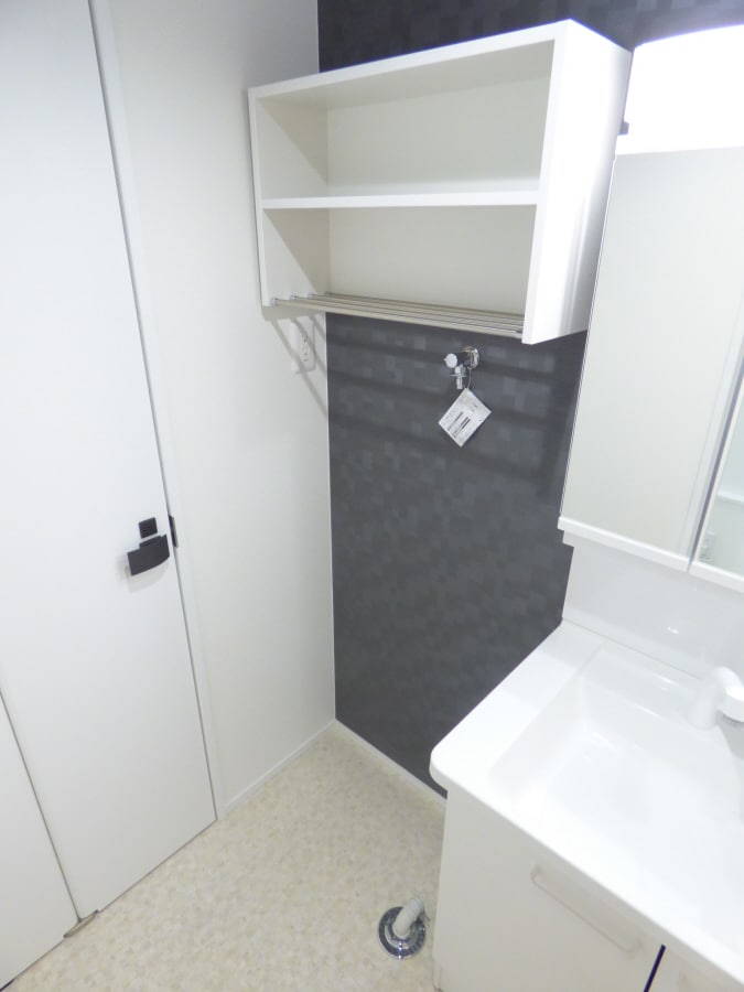 上部収納棚のある室内洗濯機置場 あんしん＋明神町