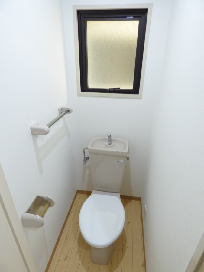 窓があって明るく換気良好なトイレ サンビレッジ磯馴