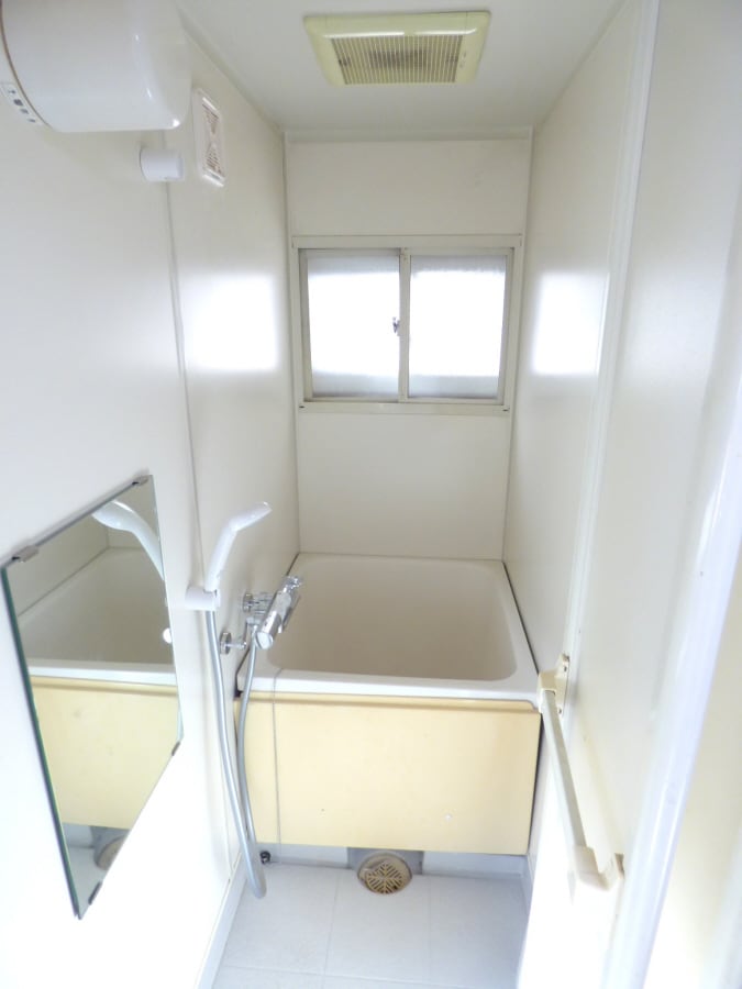 窓があり換気のよい浴室 北町３丁目テラスハウス