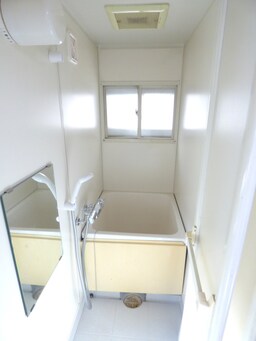 窓があり換気のよい浴室