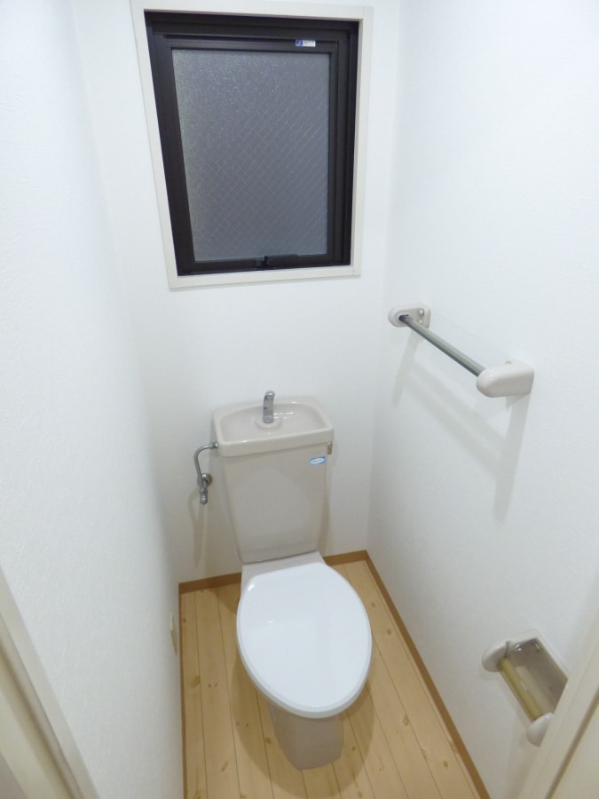 窓があって明るく換気良好なトイレ サンビレッジ磯馴