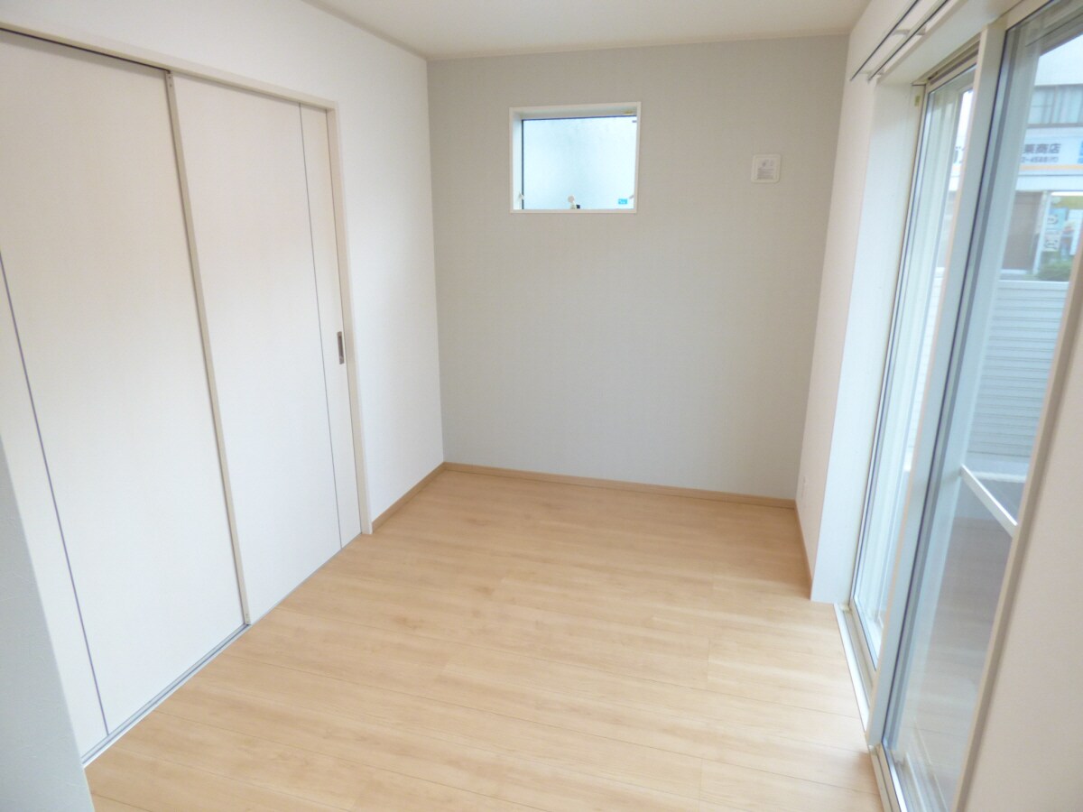 アクセントクロスがオシャレな洋室 クレアメゾン須磨養老町