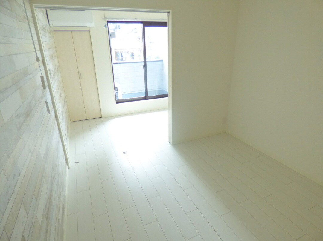 白を基調とした明るいフローリング キャッスルコート須磨海浜公園