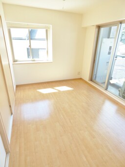 出窓付２面採光の明るいリビング