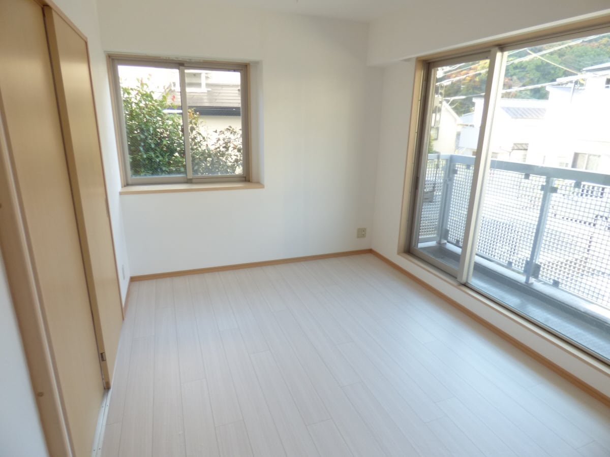 出窓付２面採光の明るいリビング 須磨寿