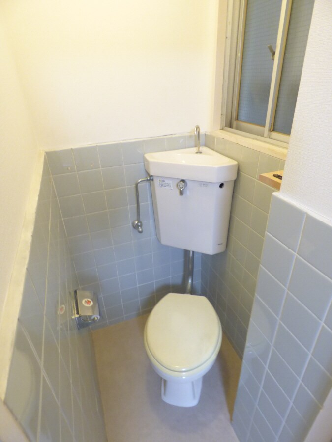 窓があり換気のよいトイレ 興安亭ビル