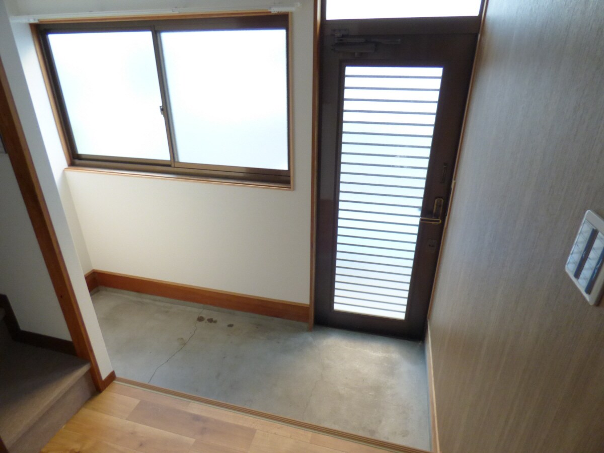 広々とした玄関 磯馴町４丁目貸家