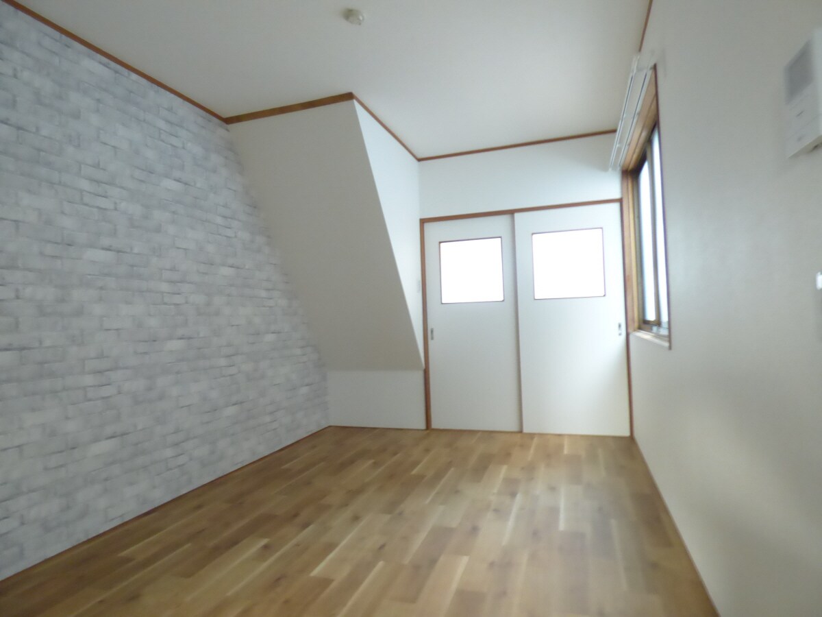 アクセントクロスがオシャレな１階洋室 磯馴町４丁目貸家