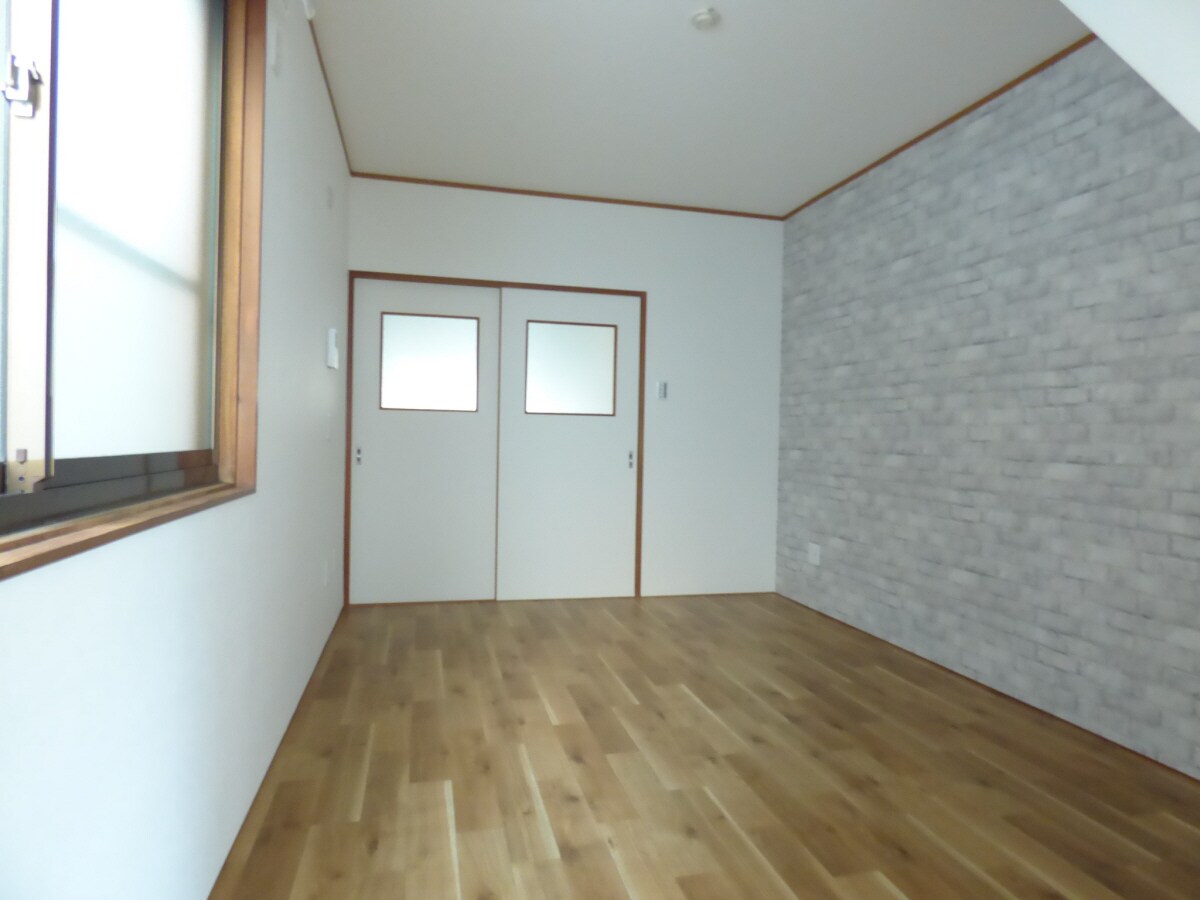 アクセントクロスがオシャレな１階洋室 磯馴町４丁目貸家