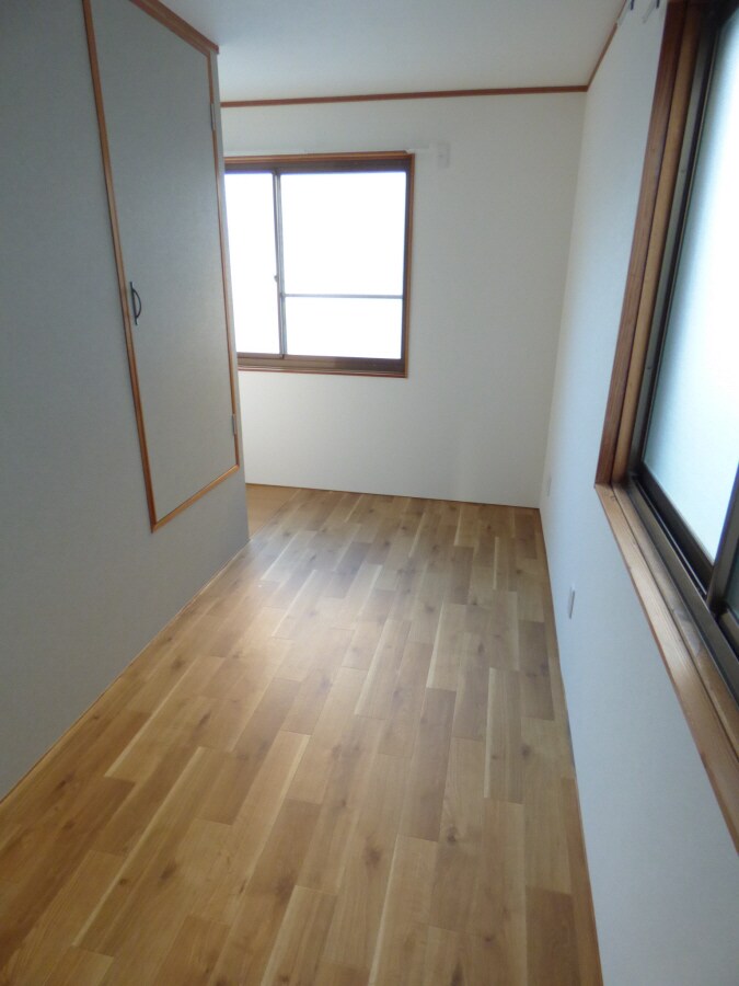 ２面採光で明るい２階洋室 磯馴町４丁目貸家