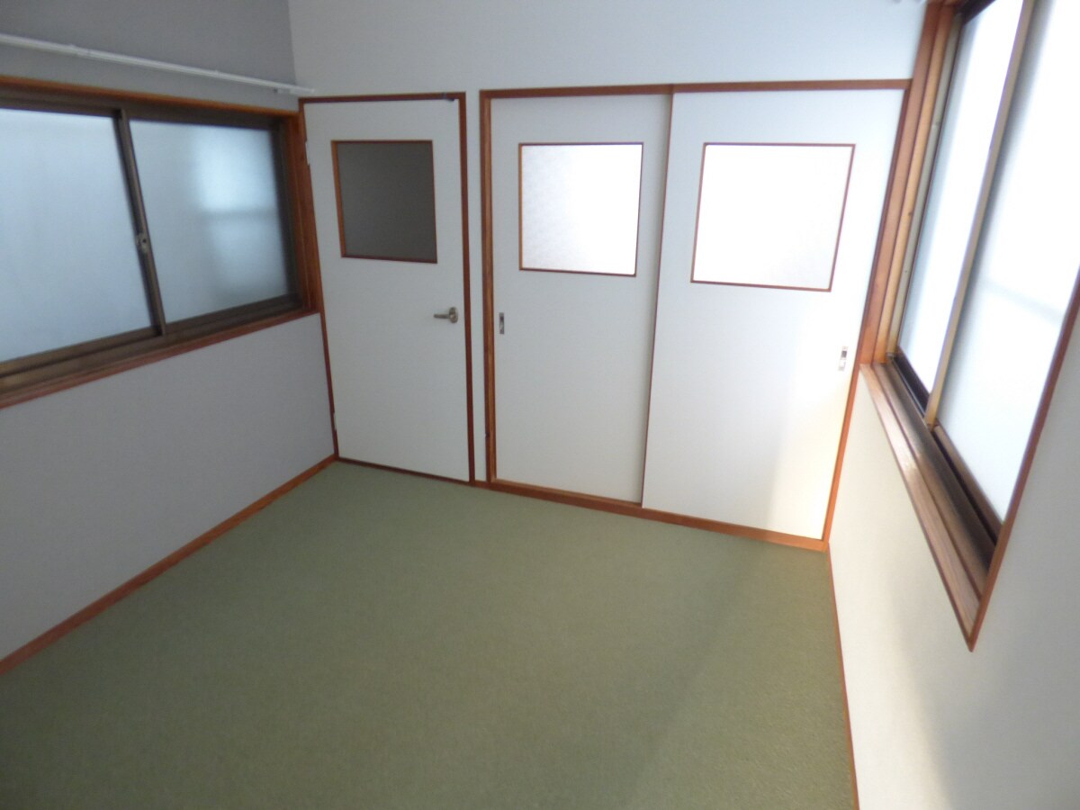 キレイな２階洋室 磯馴町４丁目貸家